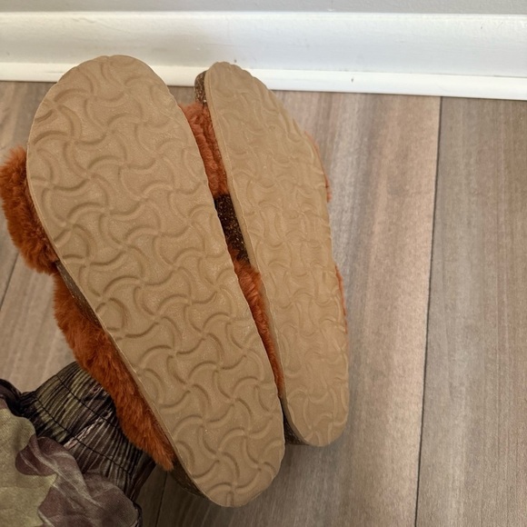 New! Garnet Hill Mira fuzzy faux fur crossover slides burnt orange size 9 - Picture 3 of 3